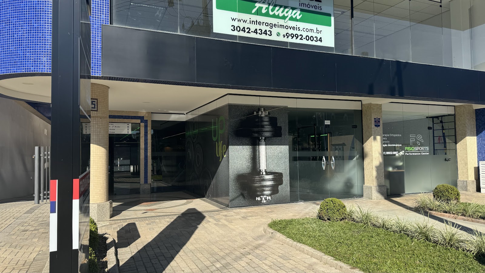 Espaço de treino do Uplife Studio, com esteiras e equipamentos, em Santa Felicidade, Curitiba