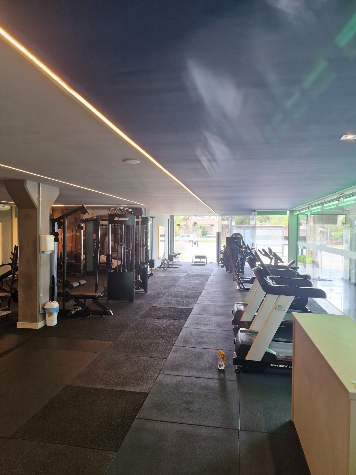 Espaço de convivência do Uplife Studio, com cafeteira e bebidas
